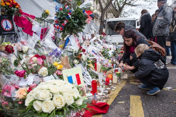 Hommage devant le Bataclan à Paris le 29 novembre 2015 après les attaques du 13 novembre