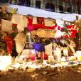 Hommage aux victimes des attentats du 13 novembre 2015 devant le Bataclan à Paris, le 23 novembre 2015. © Christophe Aubert via Bestimage