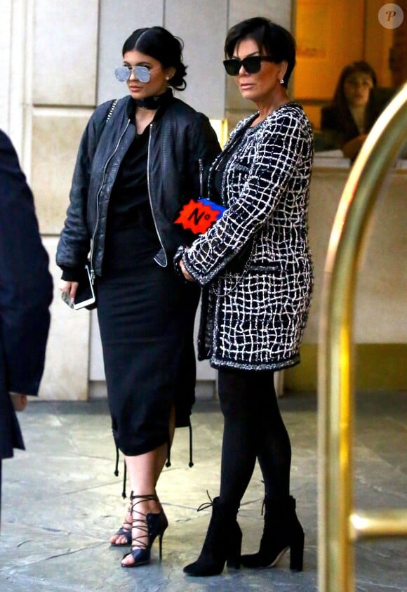 Kris Jenner et sa fille Kylie Jenner à la sortie de l'hôtel Peninsula à Beverly Hills. Kylie porte un collant troué. Le 5 novembre 2015