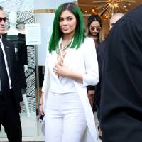 Kylie Jenner ose le vert et fait un carton, soutenue par Kris et Caitlyn réunies