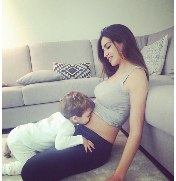 Sara Carbonero confirme sa grossesse le 30 novembre 2015 sur Instagram.