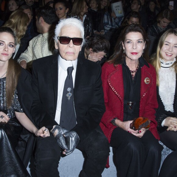 Karl Lagerfeld et Kristen Stewart avec la princesse Caroline de Hanovre et sa fille la princesse Alexandra de Hanovre - Front row lors de la présentation de la collection Chanel Métiers d'Art Paris-Rome aux studios Cinecitta à Rome, le 1er décembre 2015. © Olivier Borde/Bestimage