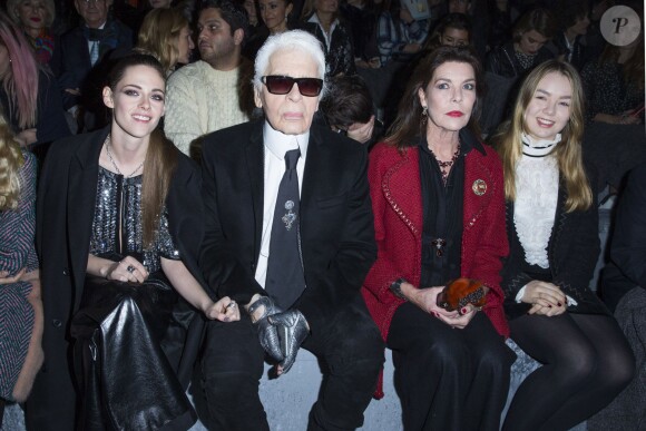 Karl Lagerfeld et Kristen Stewart avec la princesse Caroline de Hanovre et sa fille la princesse Alexandra de Hanovre - Front row lors de la présentation de la collection Chanel Métiers d'Art Paris-Rome aux studios Cinecitta à Rome, le 1er décembre 2015. © Olivier Borde/Bestimage