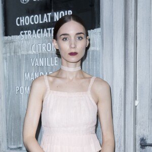 Rooney Mara - Front row lors de la présentation de la collection Chanel Métiers d'Art Paris-Rome aux studios Cinecitta à Rome, le 1er décembre 2015. © Olivier Borde/Bestimage