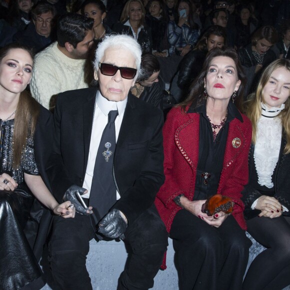 Karl Lagerfeld et Kristen Stewart avec la princesse Caroline de Hanovre et sa fille la princesse Alexandra de Hanovre - Front row lors de la présentation de la collection Chanel Métiers d'Art Paris-Rome aux studios Cinecitta à Rome, le 1er décembre 2015. © Olivier Borde/Bestimage  Front row - Chanel's New Métiers d'Art Show Paris-Rome collection at Cinecitta studios, Rome, Italy, on December 1st 2015.01/12/2015 - Rome