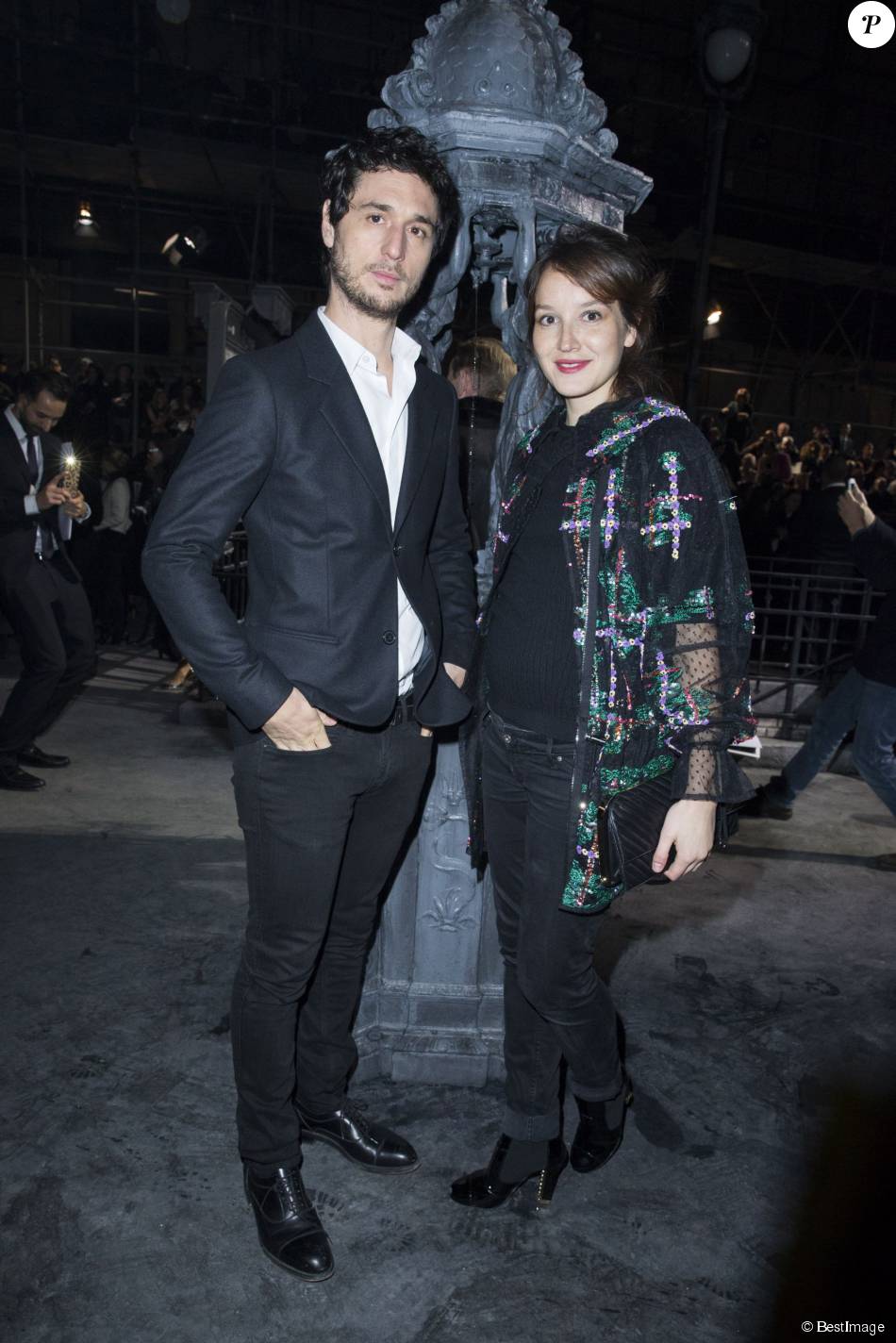 Jérémie Elkaïm Et Anaïs Demoustier Séparés Jérémie Elkaïm et sa compagne Anaïs Demoustier (enceinte) - Front row