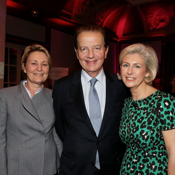 Dominique Perben et sa femme Corinne, Patricia Chapelotte, Présidente du club Génération Femme d'Influence - Soirée de remise des Prix de la Femme d'Influence à l'hôtel du Louvre à Paris, le 1er Décembre 2015. Ces prix récompensent pour la seconde fois cinq femmes dont le parcours remarquable est porteur de courage, de créativité, de responsabilité et de bienveillance. A cette occasion, Claire Chazal, dont c'était le 59ème anniversaire, a reçu un énorme bouquet de fleurs. © Dominique Jacovides / Bestimage
