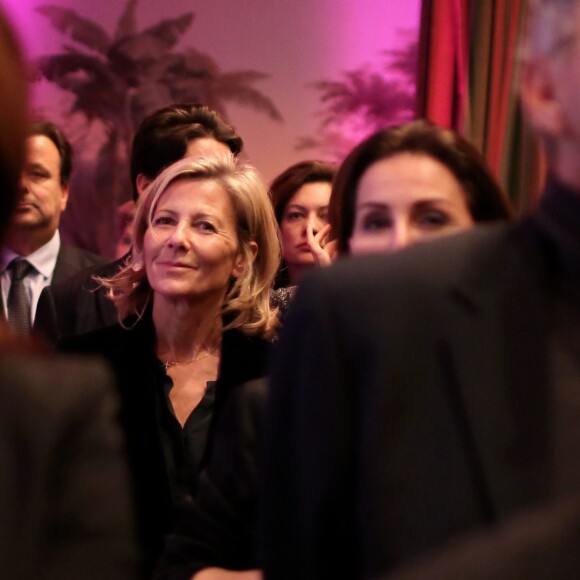 Claire Chazal - Soirée de remise des Prix de la Femme d'Influence à l'hôtel du Louvre à Paris, le 1er Décembre 2015. Ces prix récompensent pour la seconde fois cinq femmes dont le parcours remarquable est porteur de courage, de créativité, de responsabilité et de bienveillance. A cette occasion, Claire Chazal, dont c'était le 59ème anniversaire, a reçu un énorme bouquet de fleurs. © Dominique Jacovides / Bestimage