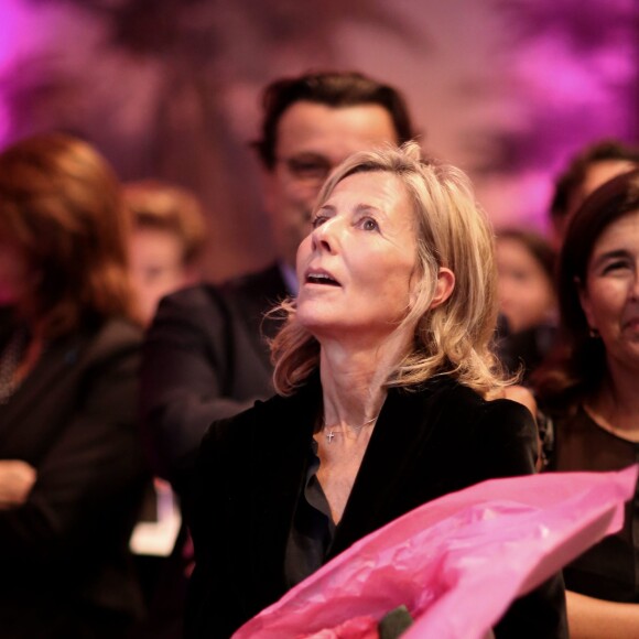 Claire Chazal - Soirée de remise des Prix de la Femme d'Influence à l'hôtel du Louvre à Paris, le 1er Décembre 2015. Ces prix récompensent pour la seconde fois cinq femmes dont le parcours remarquable est porteur de courage, de créativité, de responsabilité et de bienveillance. A cette occasion, Claire Chazal, dont c'était le 59ème anniversaire, a reçu un énorme bouquet de fleurs. © Dominique Jacovides / Bestimage
