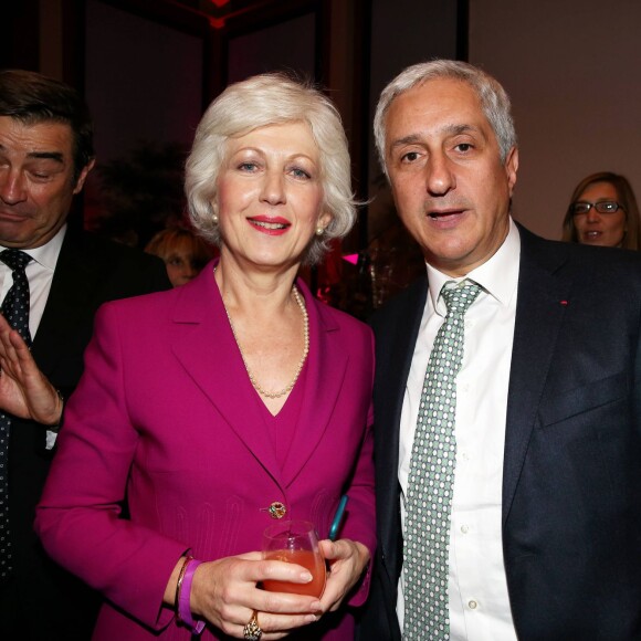 Marie-Claire Capobianco (Membre du Comité Exécutif du groupe BNP Paribas et Directeur des Réseaux France), Stéphane Layani (Président Directeur Général de la Semmaris) - Soirée de remise des Prix de la Femme d'Influence à l'hôtel du Louvre à Paris, le 1er Décembre 2015. Ces prix récompensent pour la seconde fois cinq femmes dont le parcours remarquable est porteur de courage, de créativité, de responsabilité et de bienveillance. A cette occasion, Claire Chazal, dont c'était le 59ème anniversaire, a reçu un énorme bouquet de fleurs. © Dominique Jacovides / Bestimage