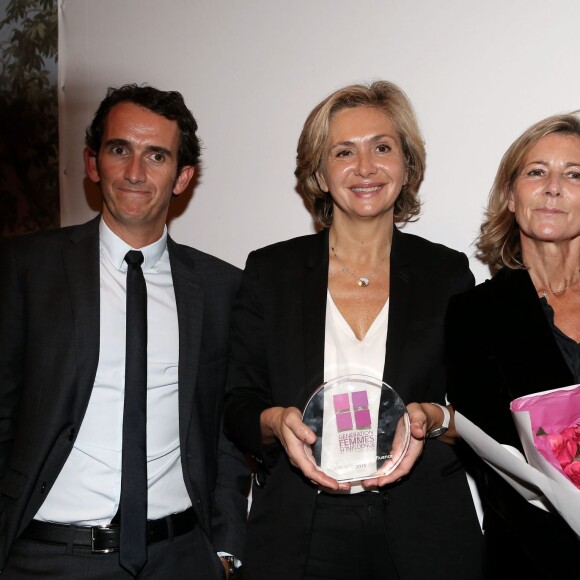 Alexandre Bompard, Valérie Pécresse, Prix politique, Claire Chazal - Soirée de remise des Prix de la Femme d'Influence à l'hôtel du Louvre à Paris, le 1er Décembre 2015. Ces prix récompensent pour la seconde fois cinq femmes dont le parcours remarquable est porteur de courage, de créativité, de responsabilité et de bienveillance. A cette occasion, Claire Chazal, dont c'était le 59ème anniversaire, a reçu un énorme bouquet de fleurs. © Dominique Jacovides / Bestimage