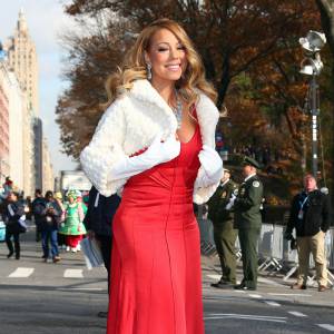 Mariah Carey en robe longue et rouge à la parade de Thanksgiving de Macy's à New York le 26 novembre 2015.