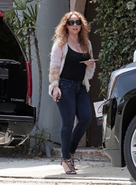Mariah Carey se promène avec son fils Moroccan Cannon dans les rues de Los Angeles. Le 31 juillet 2015. © CPA