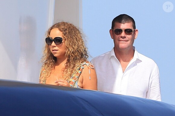 Mariah Carey et James Packer - Mariah Carey trébuche dans l'escalier à la descente du yacht Arctic à Formentera le 1er juillet 2015