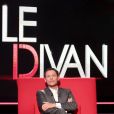Exclusif - Marc-Olivier Fogiel a pris la place de ses invités dans le fameux fauteuil rouge de son émission  Le Divan , à Paris le 13 mars 2015.