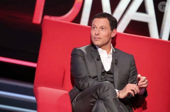Exclusif - Marc-Olivier Fogiel, dans le fameux fauteuil rouge de son émission Le Divan, à Paris le 13 mars 2015.
