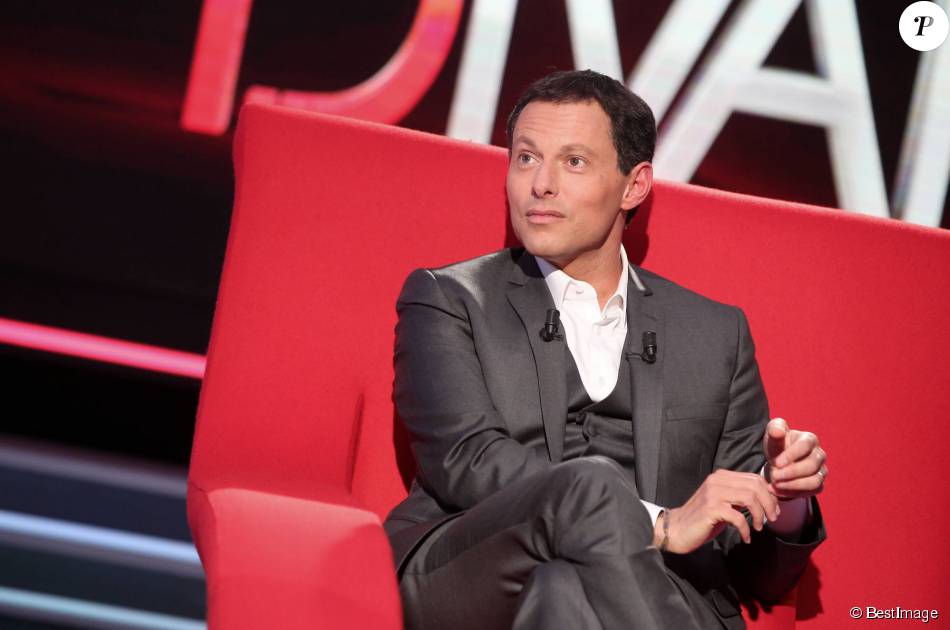 Exclusif - Marc-Olivier Fogiel, dans le fameux fauteuil rouge de son émission  Le Divan , à Paris le 13 mars 2015.