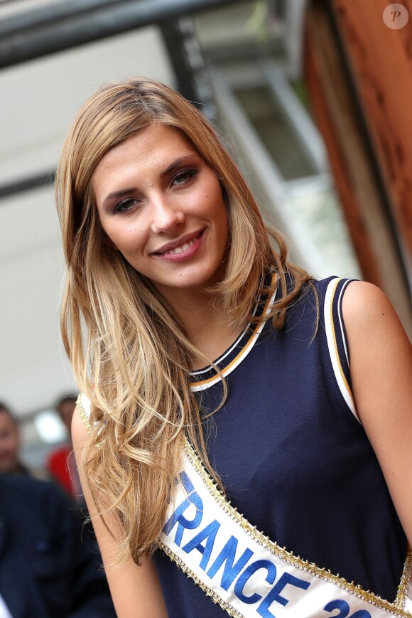 Camille Cerf (Miss France 2015) - People dans le village lors du tournoi de tennis de Roland-Garros à Paris, le 2 juin 2015.
