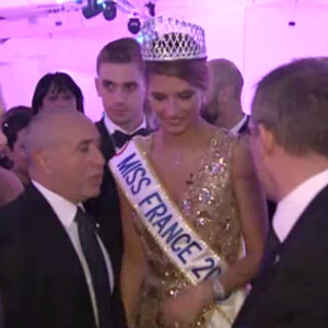 Miss France 2015, Camille Cerf, lors du dîner de gala de l'événement, le soir de l'élection, le 6 décembre dernier. Elle retrouve l'espace de quelques secondes son chéri Maxime. Images diffusées dans le magazine "Sept à huit" sur TF1. Le 14 décembre 2014.