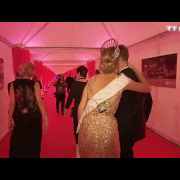 Camille Cerf lors du dîner de gala de Miss France 2015, le soir de l'élection, le 6 décembre dernier. Elle retrouve l'espace de quelques secondes son chéri Maxime. Images diffusées dans le magazine "Sept à huit" sur TF1. Le 14 décembre 2014.