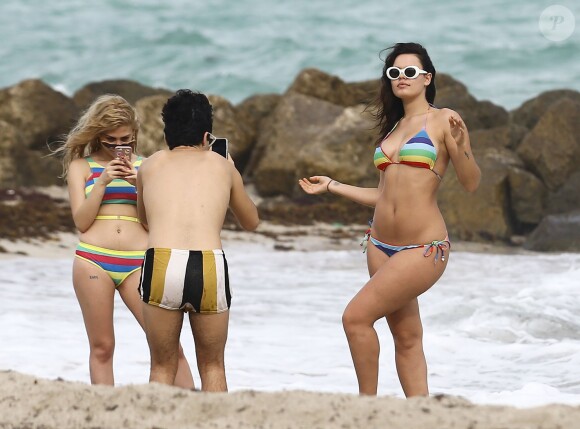 La sexy Atlanta de Cadenet Taylor et des amis profitent d'un après-midi détente à la plage. Miami, le 2 décembre 2015.