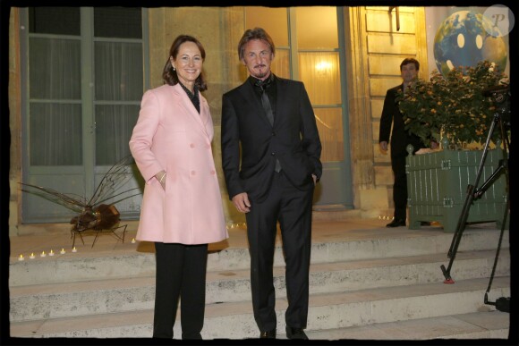 Ségolène Royal et Sean Penn - En marge de la COP 21, Sean Penn, fondateur de l'organisation humanitaire pour Haïti J/P Haitian Relief Organization (J/P HRO) reçu par Ségolène Royal au ministère de l'Ecologie, du développement durable et de l'énergie, à Paris, le 5 décembre 2015. © Alain Guizard / Bestimage