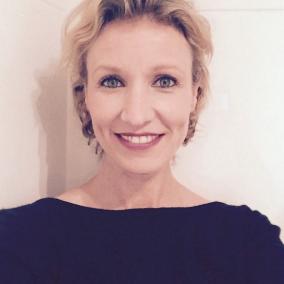 Alexandra Lamy version cheveux courts (photo postée le 5 décembre 2015).