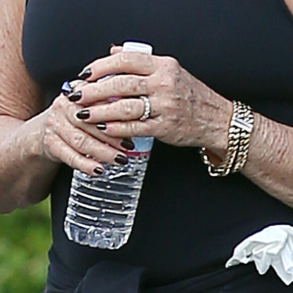 Exclusif - Goldie Hawn porte une alliance à l'annulaire gauche, signe que l'actrice est bel et bien fiancée à Kurt Russell. Elle faisait ici son jogging à Brentwood le 5 décembre 2015.