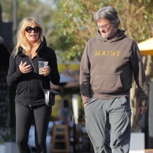 Goldie Hawn et Kurt Russell se sont fiancés après 30 ans de vie commune! Le couple fait du shopping à Beverly Hills, le 28 novembre 2015