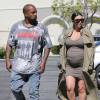 Kim Kardashian enceinte et son mari Kanye West se rendent au cinéma à Thousand Oaks, le 7 octobre 2015.