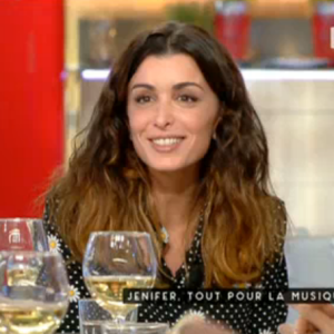 La jolie Jenifer se confie dans C à vous le 4/12/15 sur France 5
