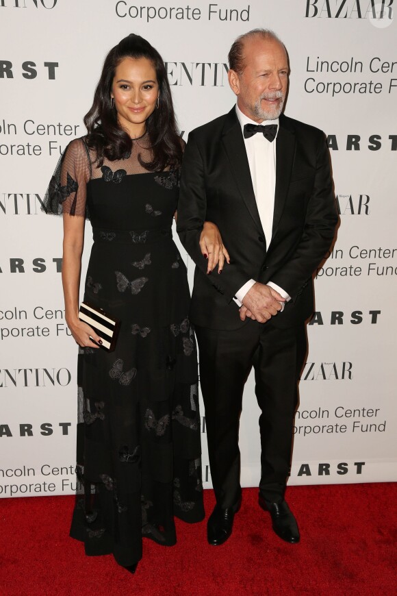 Emma Heming et son mari Bruce Willis assistent au gala "An Evening Honoring Valentino" organisé par le Lincoln Center Corporate Fund, à l'Alice Tully Hall. New York, le 7 décembre 2015.