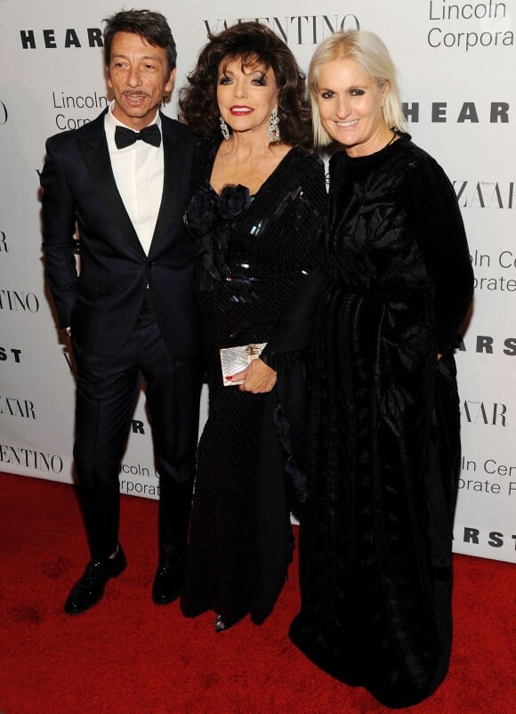 Pierpaolo Piccioli, Joan Collins et Maria Grazia Chiuri assistent au gala "An Evening Honoring Valentino" organisé par le Lincoln Center Corporate Fund, à l'Alice Tully Hall. New York, le 7 décembre 2015.