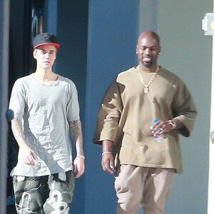 Exclusif - Justin Bieber est de retour à son hôtel avec Corey Gamble à Beverly Hills le 23 novembre 2015.