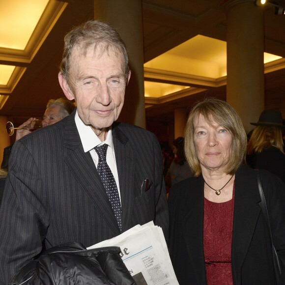 Etienne Mougeotte et sa femme - Concert caritatif "Hommage à Solenn" au bénéfice de la Maison de Solenn sous l'égide de la Fondation Hôpitaux de Paris - Hôpitaux de France au théâtre des Champs-Elysées à Paris, le 9 décembre 2015. Soirée présentée par PPDA et Alain Duault, sous le parrainage de B. Chirac, avec le concours de l'orchestre de la Garde Républicaine et du choeur de l'Armée française. 20 ans après la disparition de Solenn Poivre d'Arvor, qui inspirera la création de la première maison des adolescents "la Maison de Solenn", son père PPDA a organisé ce concert classique en son honneur avec la collaboration d'artistes prestigieux du monde musical. La recette de cette soirée sera entièrement reversée au profit de "la Maison de Solenn". Le concert sera retransmis le 14 décembre prochain à l'antenne de Radio Classique. © Guirec Coadic