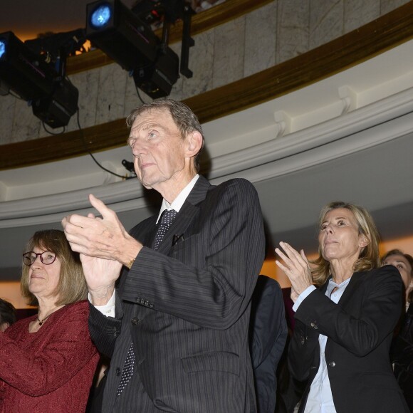 Claire Chazal, Etienne Mougeotte et sa femme - Concert caritatif "Hommage à Solenn" au bénéfice de la Maison de Solenn sous l'égide de la Fondation Hôpitaux de Paris - Hôpitaux de France au théâtre des Champs-Elysées à Paris, le 9 décembre 2015. Soirée présentée par PPDA et Alain Duault, sous le parrainage de B. Chirac, avec le concours de l'orchestre de la Garde Républicaine et du choeur de l'Armée française. 20 ans après la disparition de Solenn Poivre d'Arvor, qui inspirera la création de la première maison des adolescents "la Maison de Solenn", son père PPDA a organisé ce concert classique en son honneur avec la collaboration d'artistes prestigieux du monde musical. La recette de cette soirée sera entièrement reversée au profit de "la Maison de Solenn". Le concert sera retransmis le 14 décembre prochain à l'antenne de Radio Classique. © Guirec Coadic