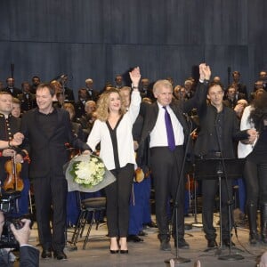 Patrick Poivre d'Arvor, Ruggero Raimondi - Concert caritatif "Hommage à Solenn" au bénéfice de la Maison de Solenn sous l'égide de la Fondation Hôpitaux de Paris - Hôpitaux de France au théâtre des Champs-Elysées à Paris, le 9 décembre 2015. Soirée présentée par PPDA et Alain Duault, sous le parrainage de B. Chirac, avec le concours de l'orchestre de la Garde Républicaine et du choeur de l'Armée française. 20 ans après la disparition de Solenn Poivre d'Arvor, qui inspirera la création de la première maison des adolescents "la Maison de Solenn", son père PPDA a organisé ce concert classique en son honneur avec la collaboration d'artistes prestigieux du monde musical. La recette de cette soirée sera entièrement reversée au profit de "la Maison de Solenn". Le concert sera retransmis le 14 décembre prochain à l'antenne de Radio Classique. © Guirec Coadic