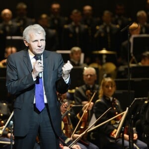 Patrick Poivre d'Arvor - Concert caritatif "Hommage à Solenn" au bénéfice de la Maison de Solenn sous l'égide de la Fondation Hôpitaux de Paris - Hôpitaux de France au théâtre des Champs-Elysées à Paris, le 9 décembre 2015. Soirée présentée par PPDA et Alain Duault, sous le parrainage de B. Chirac, avec le concours de l'orchestre de la Garde Républicaine et du choeur de l'Armée française. 20 ans après la disparition de Solenn Poivre d'Arvor, qui inspirera la création de la première maison des adolescents "la Maison de Solenn", son père PPDA a organisé ce concert classique en son honneur avec la collaboration d'artistes prestigieux du monde musical. La recette de cette soirée sera entièrement reversée au profit de "la Maison de Solenn". Le concert sera retransmis le 14 décembre prochain à l'antenne de Radio Classique. © Guirec Coadic