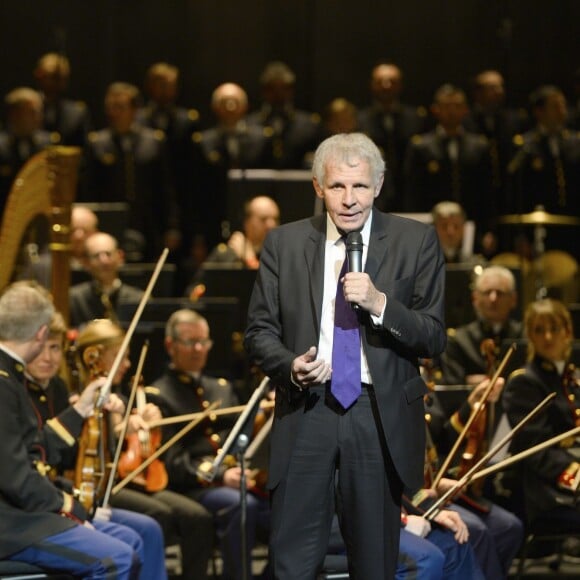 Alain Duault et Patrick Poivre d'Arvor - Concert caritatif "Hommage à Solenn" au bénéfice de la Maison de Solenn sous l'égide de la Fondation Hôpitaux de Paris - Hôpitaux de France au théâtre des Champs-Elysées à Paris, le 9 décembre 2015. Soirée présentée par PPDA et Alain Duault, sous le parrainage de B. Chirac, avec le concours de l'orchestre de la Garde Républicaine et du choeur de l'Armée française. 20 ans après la disparition de Solenn Poivre d'Arvor, qui inspirera la création de la première maison des adolescents "la Maison de Solenn", son père PPDA a organisé ce concert classique en son honneur avec la collaboration d'artistes prestigieux du monde musical. La recette de cette soirée sera entièrement reversée au profit de "la Maison de Solenn". Le concert sera retransmis le 14 décembre prochain à l'antenne de Radio Classique. © Guirec Coadic