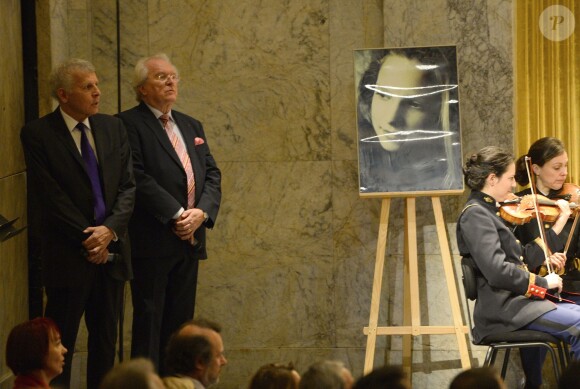 Patrick Poivre d'Arvor et Alain Duault - Concert caritatif "Hommage à Solenn" au bénéfice de la Maison de Solenn sous l'égide de la Fondation Hôpitaux de Paris - Hôpitaux de France au théâtre des Champs-Elysées à Paris, le 9 décembre 2015. Soirée présentée par PPDA et Alain Duault, sous le parrainage de B. Chirac, avec le concours de l'orchestre de la Garde Républicaine et du choeur de l'Armée française. 20 ans après la disparition de Solenn Poivre d'Arvor, qui inspirera la création de la première maison des adolescents "la Maison de Solenn", son père PPDA a organisé ce concert classique en son honneur avec la collaboration d'artistes prestigieux du monde musical. La recette de cette soirée sera entièrement reversée au profit de "la Maison de Solenn". Le concert sera retransmis le 14 décembre prochain à l'antenne de Radio Classique. © Guirec Coadic