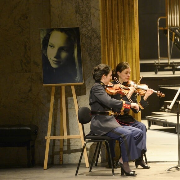 Ambiance - Concert caritatif "Hommage à Solenn" au bénéfice de la Maison de Solenn sous l'égide de la Fondation Hôpitaux de Paris - Hôpitaux de France au théâtre des Champs-Elysées à Paris, le 9 décembre 2015. Soirée présentée par PPDA et Alain Duault, sous le parrainage de B. Chirac, avec le concours de l'orchestre de la Garde Républicaine et du choeur de l'Armée française. 20 ans après la disparition de Solenn Poivre d'Arvor, qui inspirera la création de la première maison des adolescents "la Maison de Solenn", son père PPDA a organisé ce concert classique en son honneur avec la collaboration d'artistes prestigieux du monde musical. La recette de cette soirée sera entièrement reversée au profit de "la Maison de Solenn". Le concert sera retransmis le 14 décembre prochain à l'antenne de Radio Classique. © Guirec Coadic