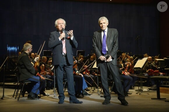 Alain Duault et Patrick Poivre d'Arvor - Concert caritatif "Hommage à Solenn" au bénéfice de la Maison de Solenn sous l'égide de la Fondation Hôpitaux de Paris - Hôpitaux de France au théâtre des Champs-Elysées à Paris, le 9 décembre 2015. Soirée présentée par PPDA et Alain Duault, sous le parrainage de B. Chirac, avec le concours de l'orchestre de la Garde Républicaine et du choeur de l'Armée française. 20 ans après la disparition de Solenn Poivre d'Arvor, qui inspirera la création de la première maison des adolescents "la Maison de Solenn", son père PPDA a organisé ce concert classique en son honneur avec la collaboration d'artistes prestigieux du monde musical. La recette de cette soirée sera entièrement reversée au profit de "la Maison de Solenn". Le concert sera retransmis le 14 décembre prochain à l'antenne de Radio Classique. © Guirec Coadic