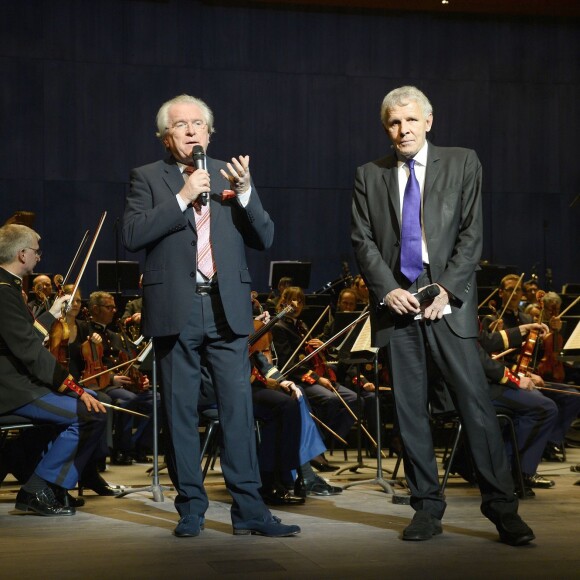 Alain Duault et Patrick Poivre d'Arvor - Concert caritatif "Hommage à Solenn" au bénéfice de la Maison de Solenn sous l'égide de la Fondation Hôpitaux de Paris - Hôpitaux de France au théâtre des Champs-Elysées à Paris, le 9 décembre 2015. Soirée présentée par PPDA et Alain Duault, sous le parrainage de B. Chirac, avec le concours de l'orchestre de la Garde Républicaine et du choeur de l'Armée française. 20 ans après la disparition de Solenn Poivre d'Arvor, qui inspirera la création de la première maison des adolescents "la Maison de Solenn", son père PPDA a organisé ce concert classique en son honneur avec la collaboration d'artistes prestigieux du monde musical. La recette de cette soirée sera entièrement reversée au profit de "la Maison de Solenn". Le concert sera retransmis le 14 décembre prochain à l'antenne de Radio Classique. © Guirec Coadic