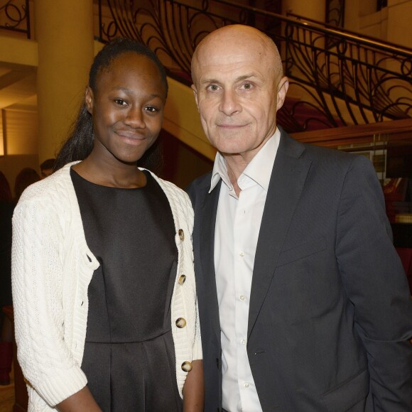 Olivier Poivre d'Arvor et sa fille Faïza - Concert caritatif "Hommage à Solenn" au bénéfice de la Maison de Solenn sous l'égide de la Fondation Hôpitaux de Paris - Hôpitaux de France au théâtre des Champs-Elysées à Paris, le 9 décembre 2015. Soirée présentée par PPDA et Alain Duault, sous le parrainage de B. Chirac, avec le concours de l'orchestre de la Garde Républicaine et du choeur de l'Armée française. 20 ans après la disparition de Solenn Poivre d'Arvor, qui inspirera la création de la première maison des adolescents "la Maison de Solenn", son père PPDA a organisé ce concert classique en son honneur avec la collaboration d'artistes prestigieux du monde musical. La recette de cette soirée sera entièrement reversée au profit de "la Maison de Solenn". Le concert sera retransmis le 14 décembre prochain à l'antenne de Radio Classique. © Guirec Coadic