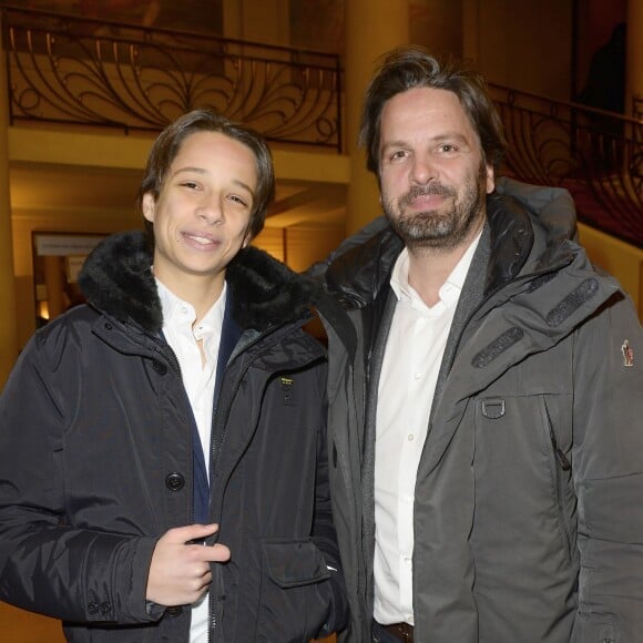 Arnaud Poivre d'Arvor et son fils - Concert caritatif "Hommage à Solenn" au bénéfice de la Maison de Solenn sous l'égide de la Fondation Hôpitaux de Paris - Hôpitaux de France au théâtre des Champs-Elysées à Paris, le 9 décembre 2015. Soirée présentée par PPDA et Alain Duault, sous le parrainage de B. Chirac, avec le concours de l'orchestre de la Garde Républicaine et du choeur de l'Armée française. 20 ans après la disparition de Solenn Poivre d'Arvor, qui inspirera la création de la première maison des adolescents "la Maison de Solenn", son père PPDA a organisé ce concert classique en son honneur avec la collaboration d'artistes prestigieux du monde musical. La recette de cette soirée sera entièrement reversée au profit de "la Maison de Solenn". Le concert sera retransmis le 14 décembre prochain à l'antenne de Radio Classique. © Guirec Coadic