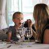 Veuillez flouter le visage de l'enfant avant publication - Kristin Cavallari déjeune avec son fils Camden dans un restaurant à Beverly Hills le 25 juillet 2014.