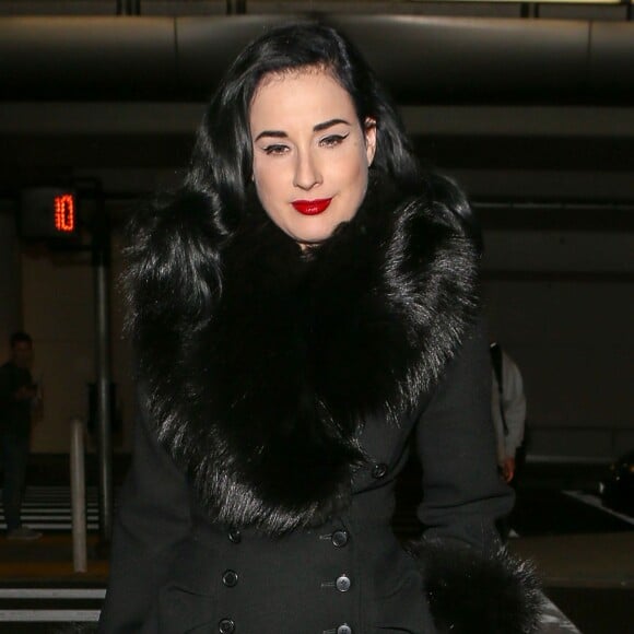 Dita Von Teese arrive à l'aéroport de LAX à Los Angeles en provenance de New York où elle a fait la promotion de son livre , le 3 décembre 2015