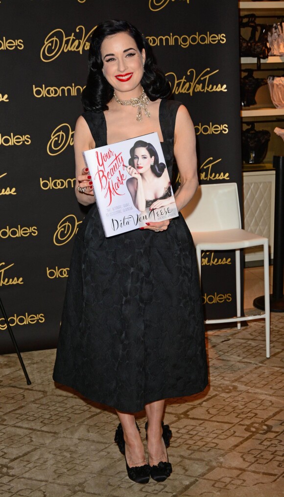 Dita Von Teese dédicace son livre "Your Beauty Mark" à New York, le 2 décembre 2015.