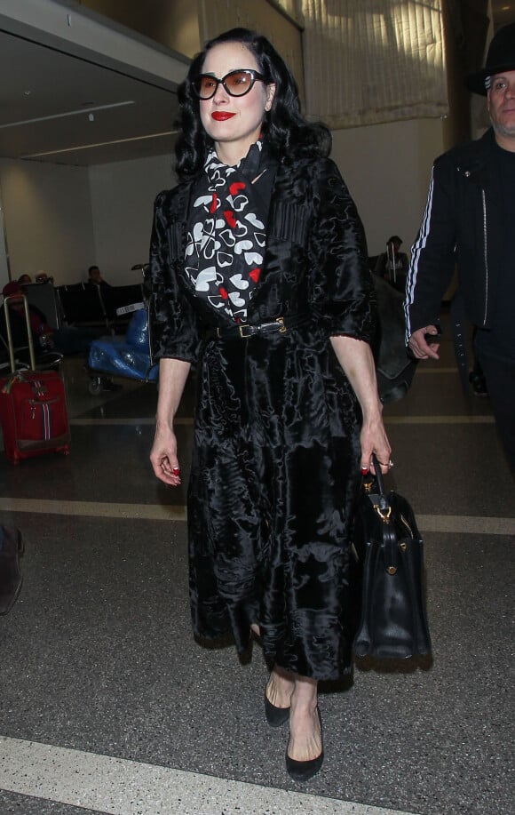 Dita Von Teese arrive à l'aéroport de LAX à Los Angeles pour prendre l’avion, le 4 novembre 2015