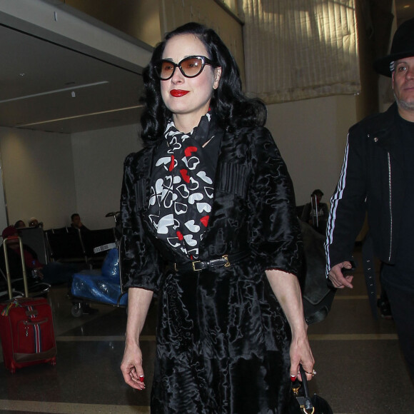 Dita Von Teese arrive à l'aéroport de LAX à Los Angeles pour prendre l’avion, le 4 novembre 2015